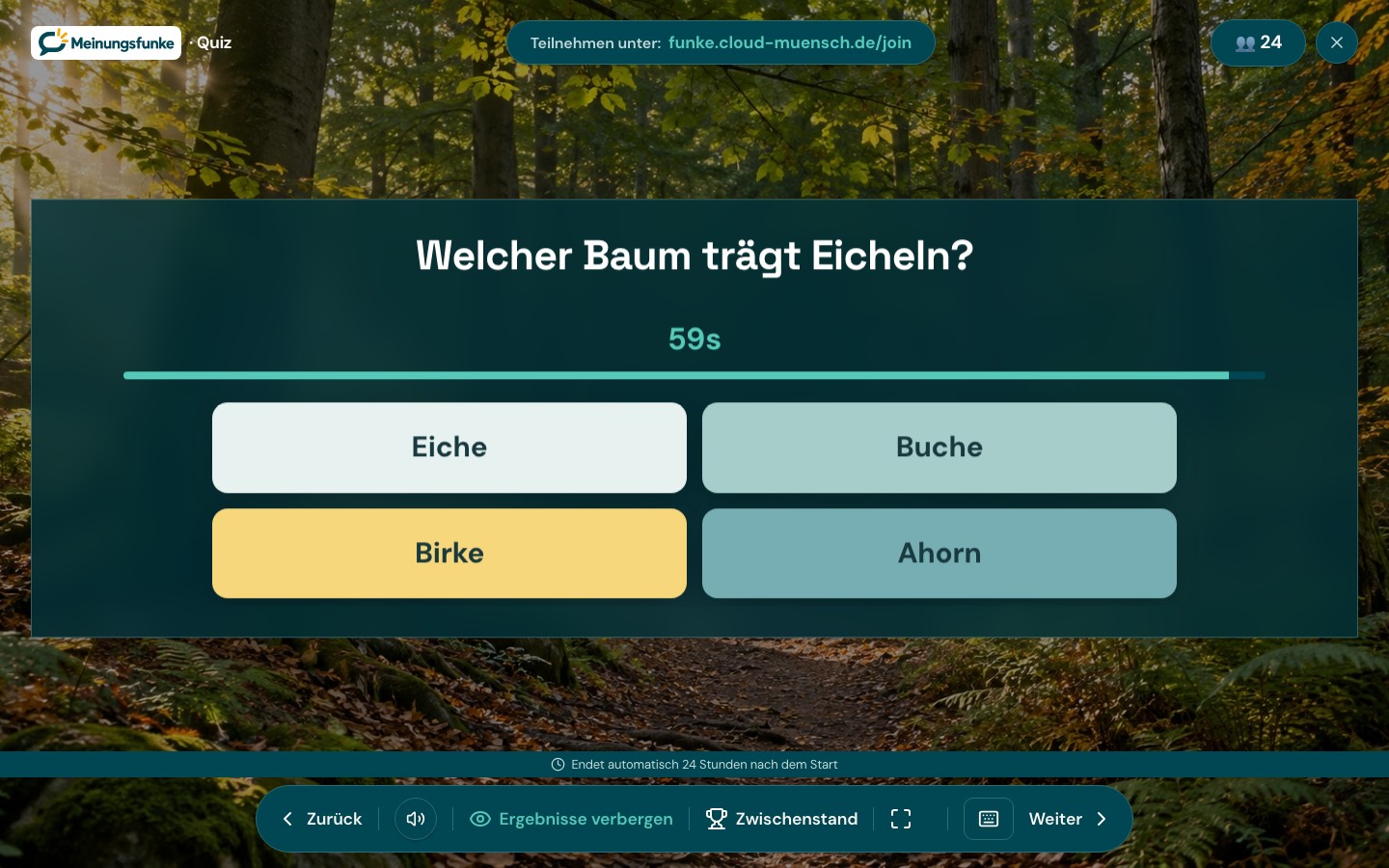 Echte Meinungsfunke-Quizansicht vor einem generierten Waldbild: Welcher Baum trägt Eicheln? Vier Antwortfelder und ein laufender Countdown